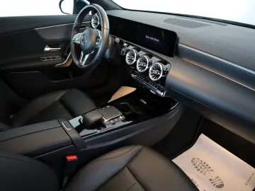 MERCEDES-BENZ CLA 250e Coupé Leder Navi LED Kamera P…