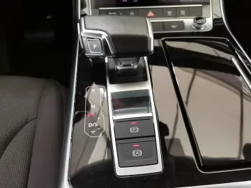 AUDI Q8 3.0 TFSI 55 e quattro PHEV LED Navi Sound RFK