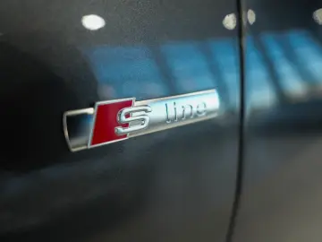 AUDI Q8 55 TFSI quattro S-LINE HEAD-UP SOFT-CLOSE R21