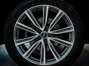 AUDI Q8 55 TFSI quattro S-LINE HEAD-UP SOFT-CLOSE R21