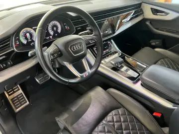 AUDI Q8 55 TFSI e quattro  S-LINE B&O HUD RS-SITZE