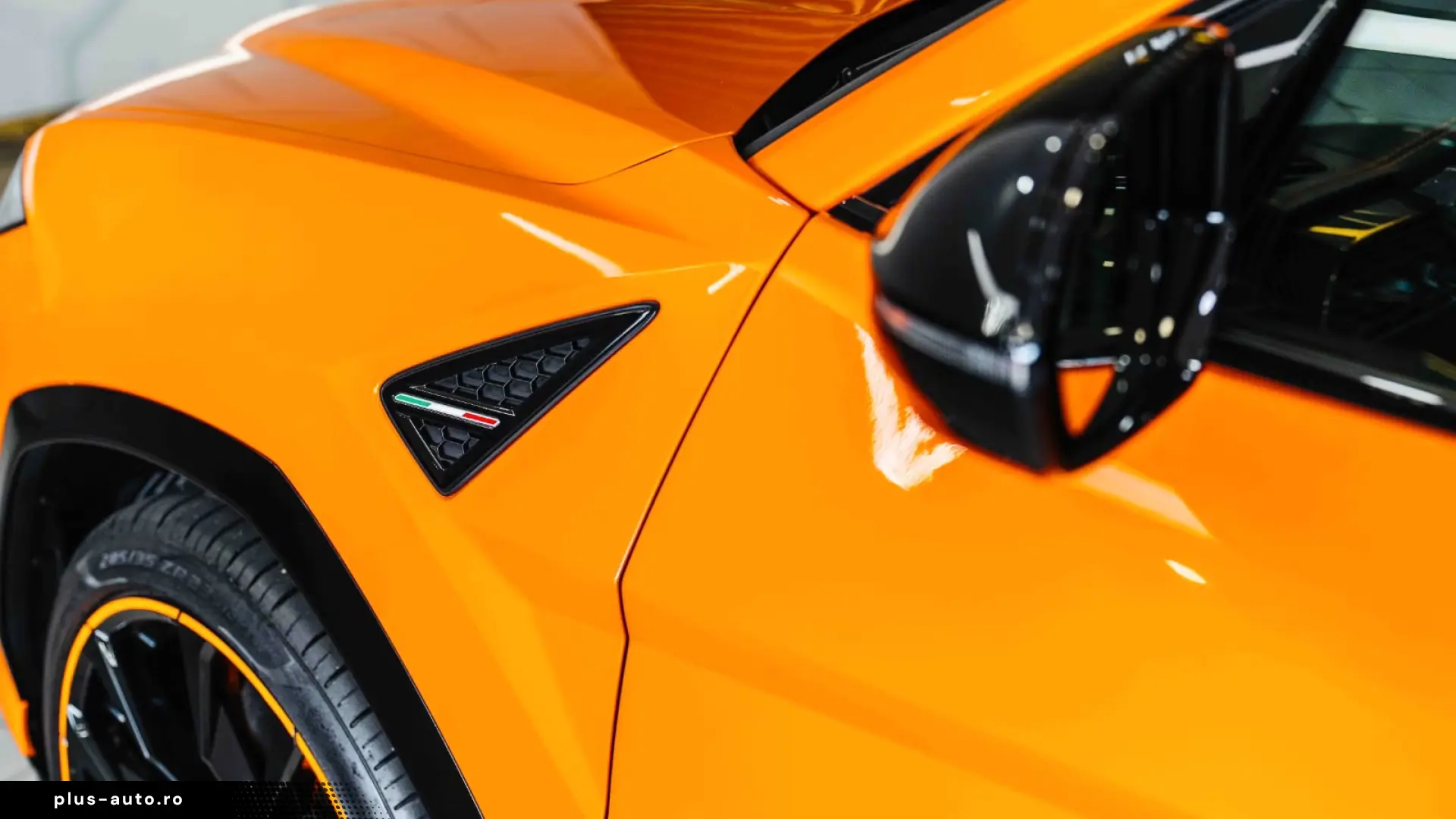Lamborghini Urus Pearl Capsule Carbon
