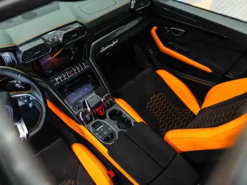 Lamborghini Urus Pearl Capsule Carbon