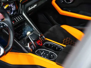 Lamborghini Urus Pearl Capsule Carbon