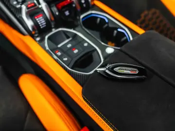 Lamborghini Urus Pearl Capsule Carbon