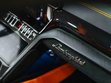 Lamborghini Urus Pearl Capsule Carbon