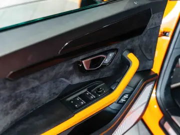 Lamborghini Urus Pearl Capsule Carbon