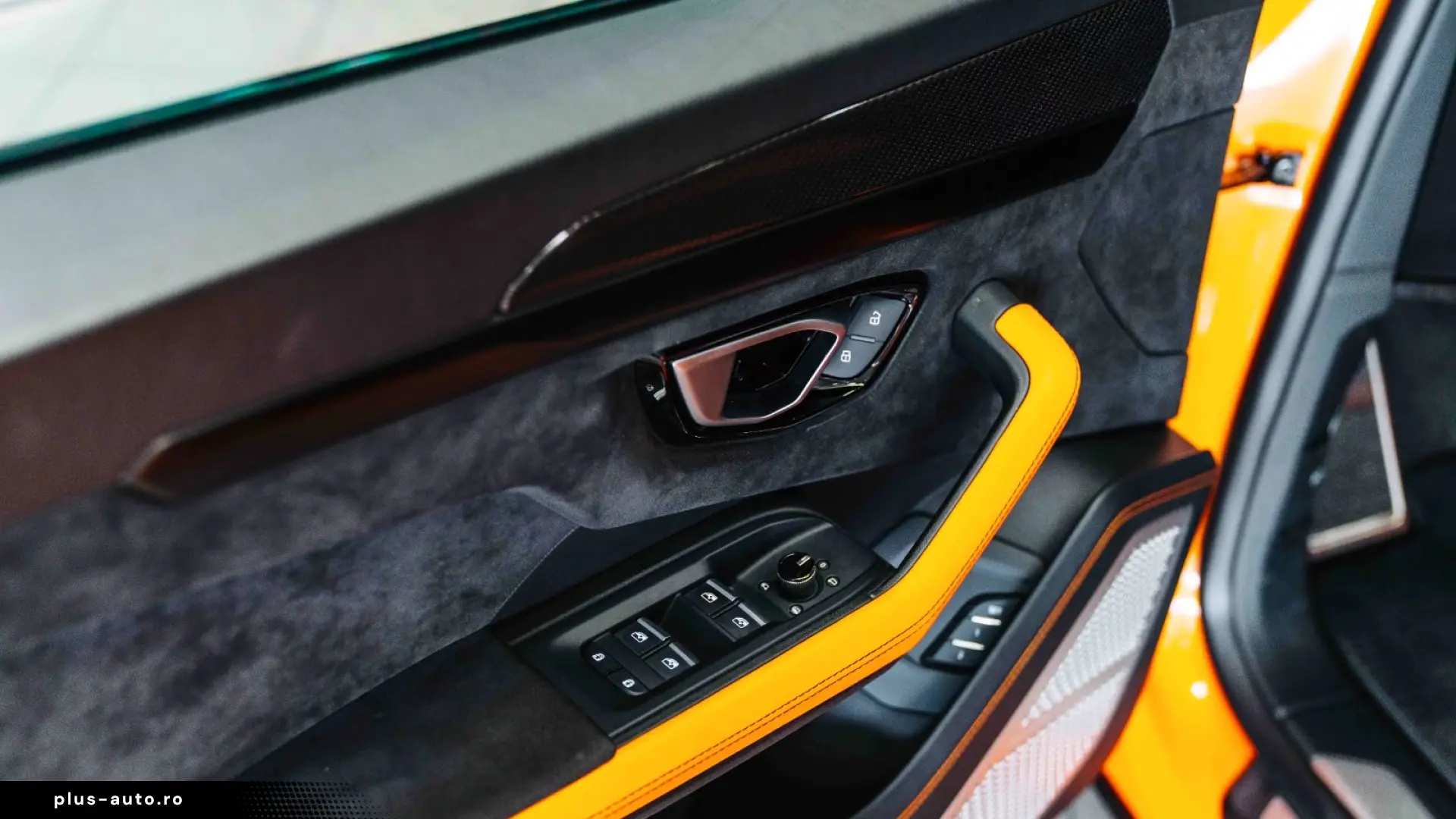 Lamborghini Urus Pearl Capsule Carbon