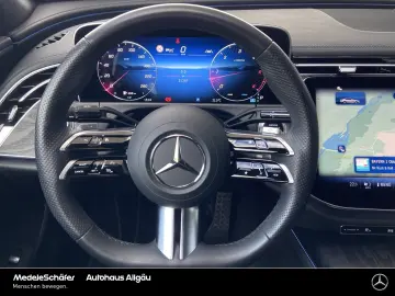 MERCEDES-BENZ E 220 d AMG Night 20  Distronic Ambiente