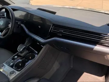 VW Touareg R eHybrid 4Motion Pano