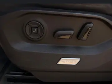 VW Touareg R eHybrid 4Motion Pano