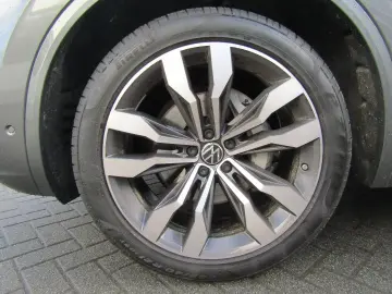 VW Touareg R-Line 3.0 TDI DSG PANO DYNAUDIO IQ.