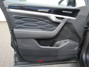 VW Touareg R-Line 3.0 TDI DSG PANO DYNAUDIO IQ.