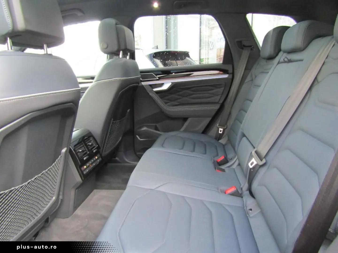 VW Touareg R-Line 3.0 TDI DSG PANO DYNAUDIO IQ.