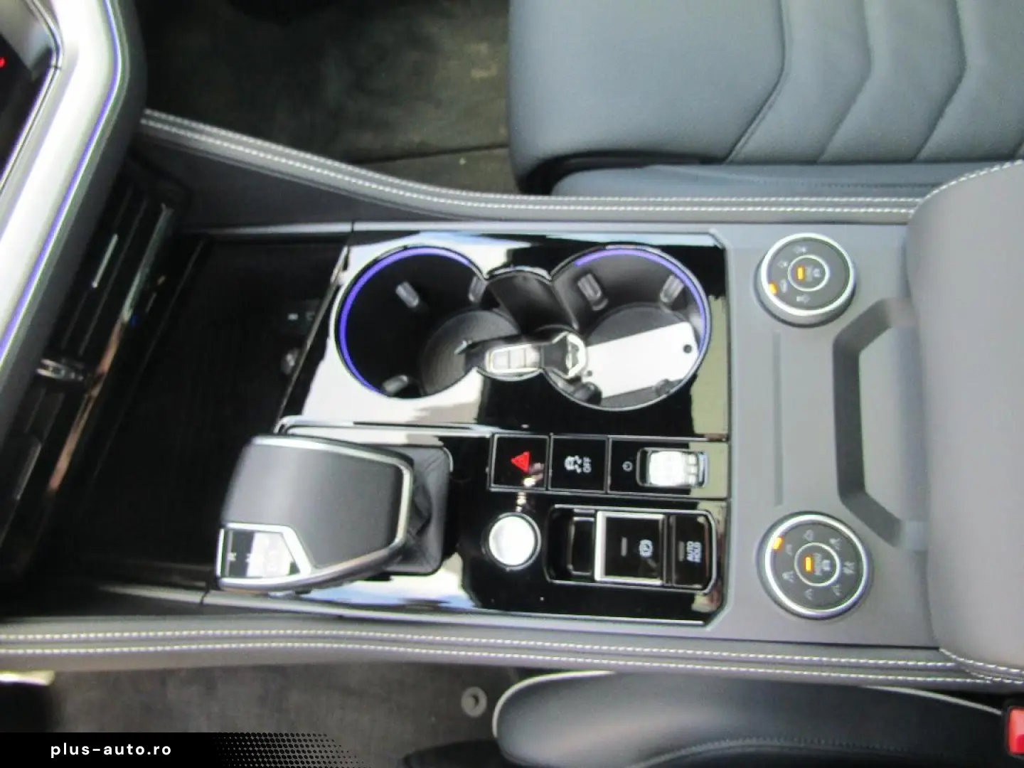 VW Touareg R-Line 3.0 TDI DSG PANO DYNAUDIO IQ.