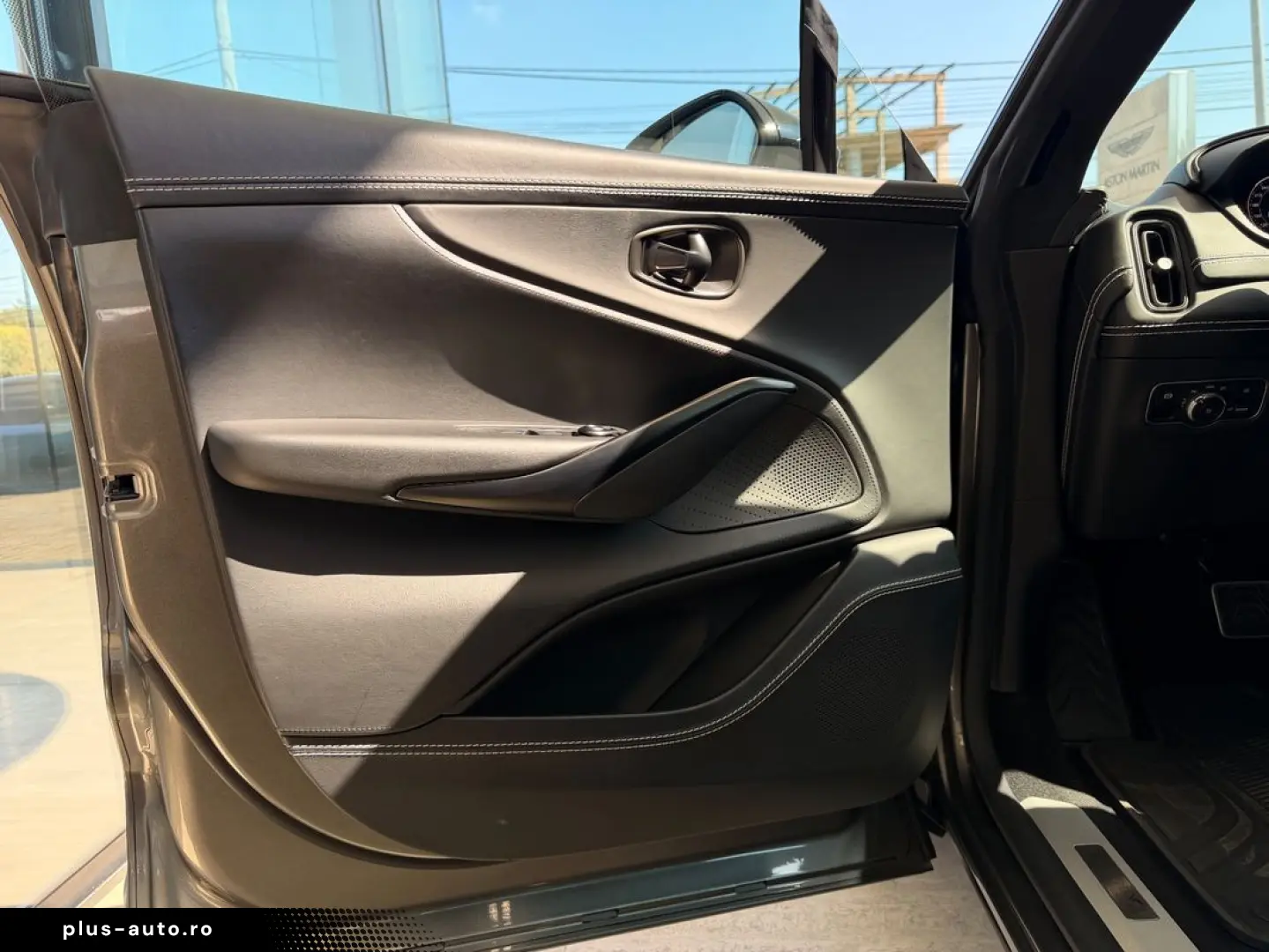 Aston-Martin Dbx