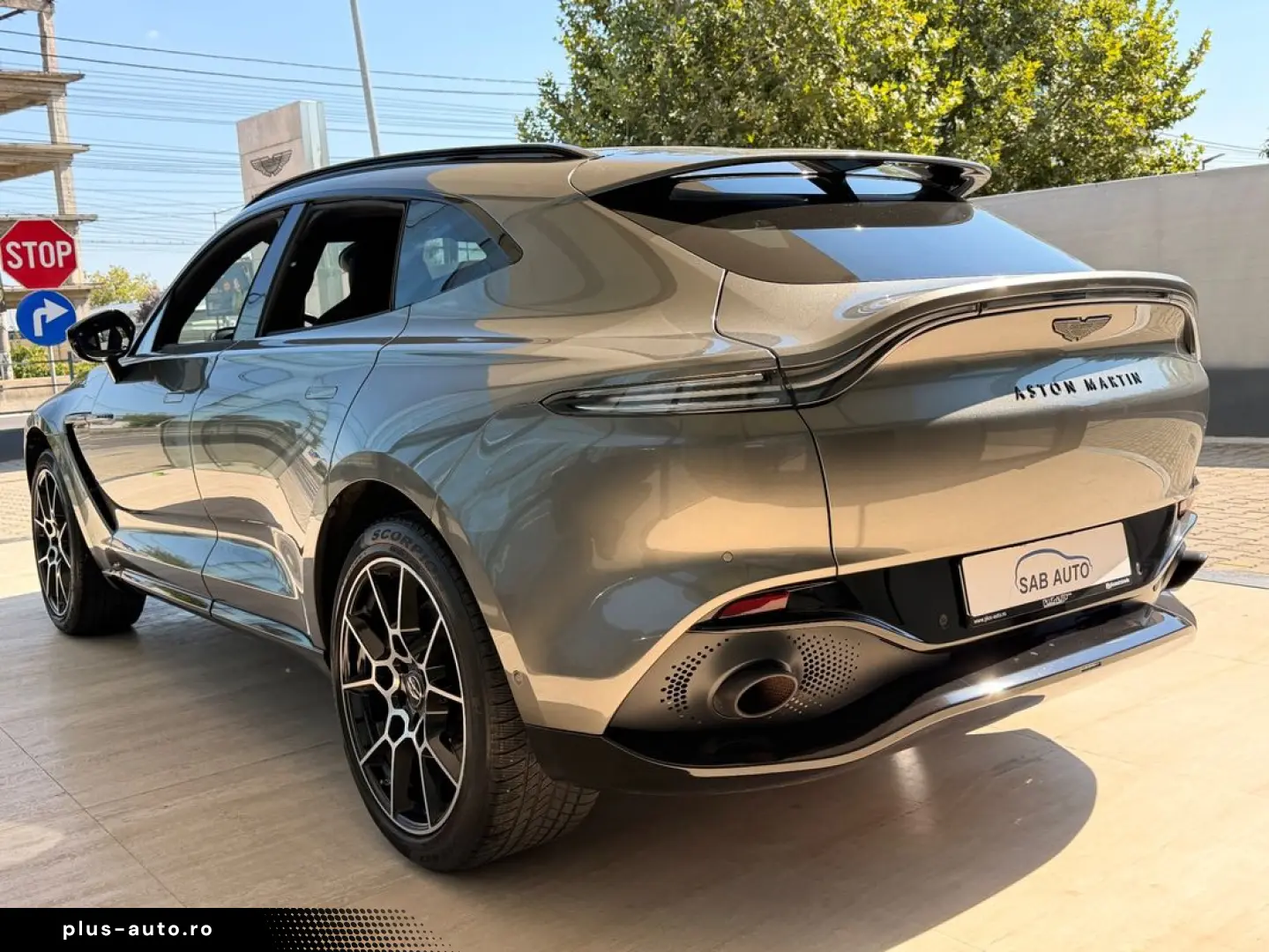 Aston-Martin Dbx