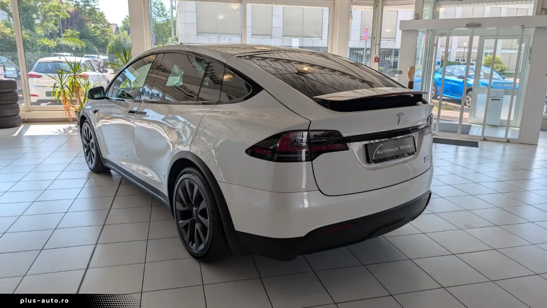Tesla Model X Plaid  AHK YOKE White Leather