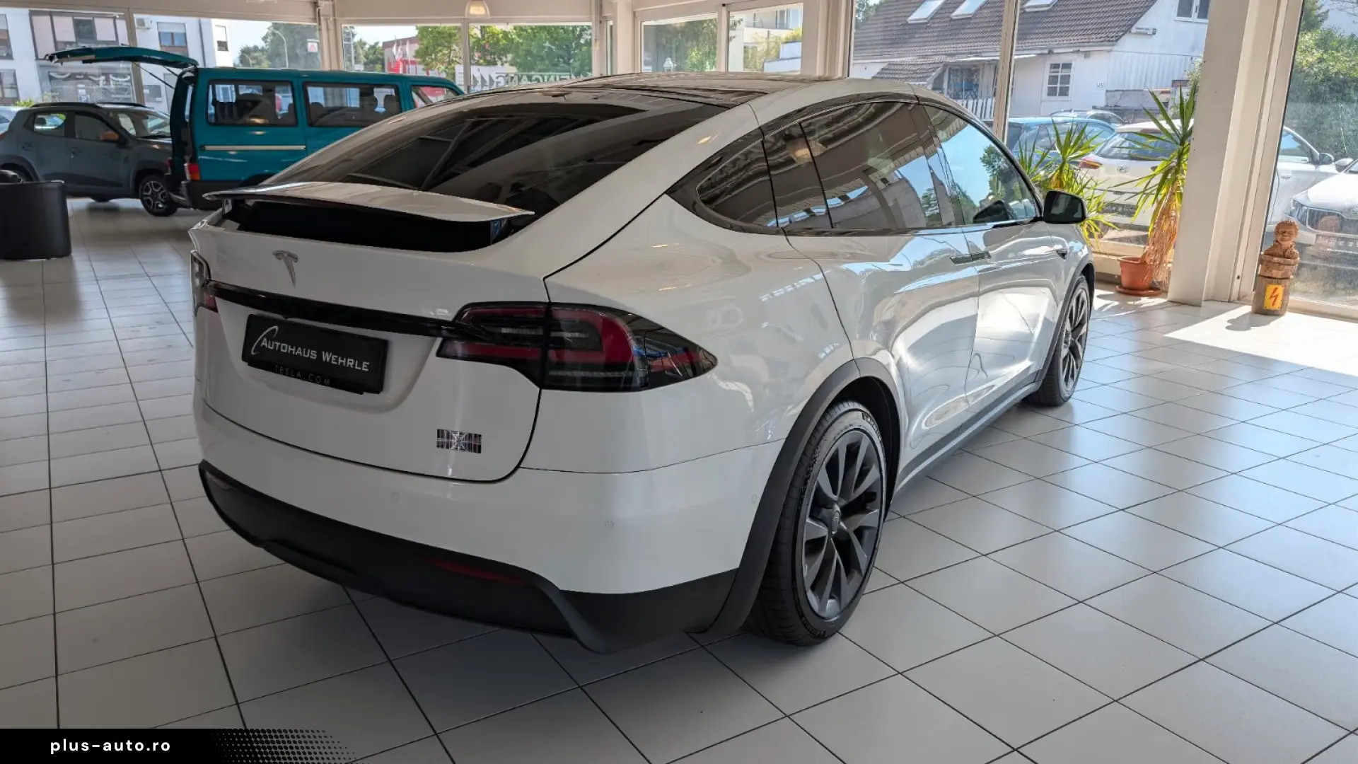 Tesla Model X Plaid  AHK YOKE White Leather