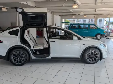 Tesla Model X Plaid  AHK YOKE White Leather