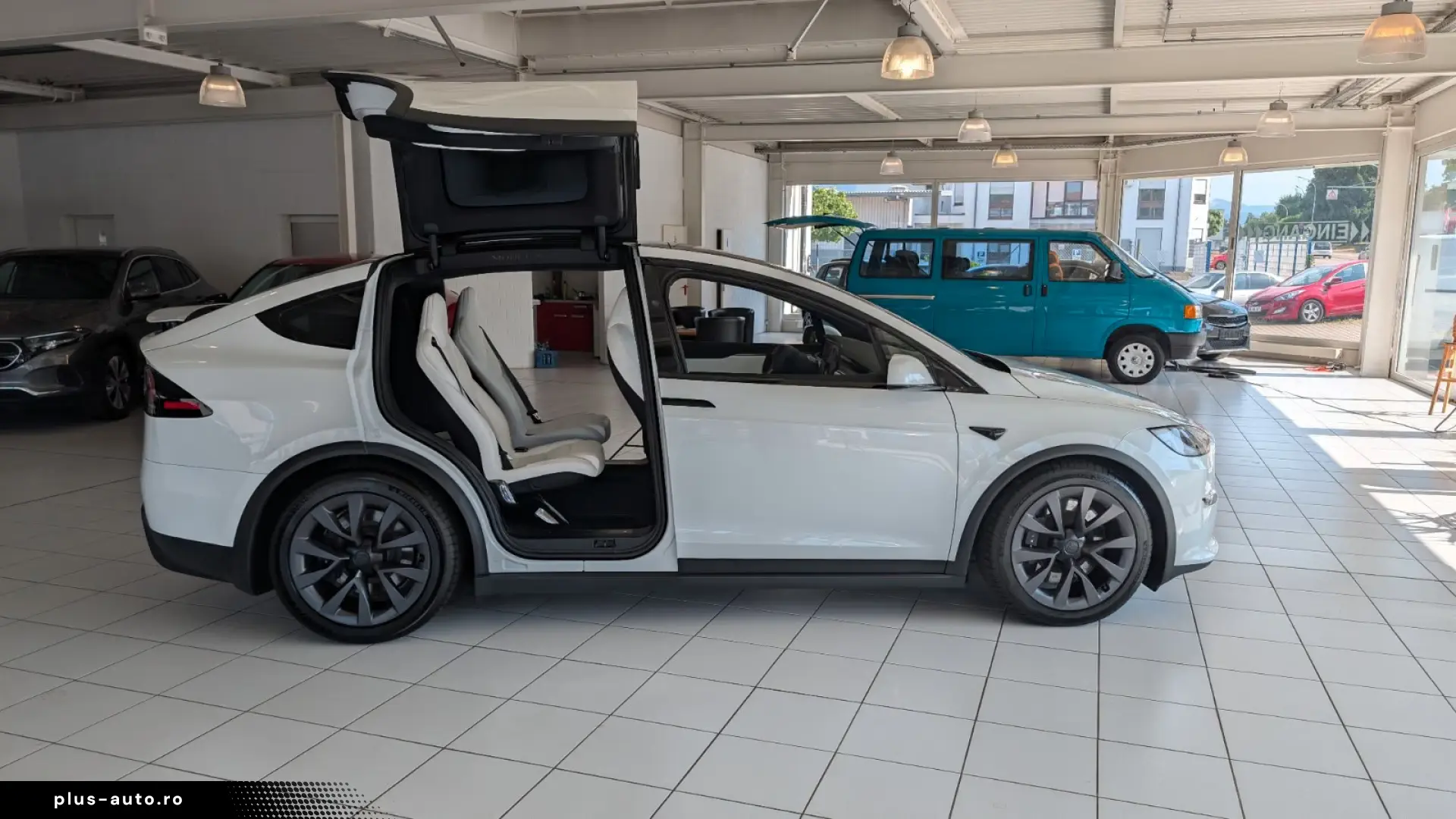 Tesla Model X Plaid  AHK YOKE White Leather