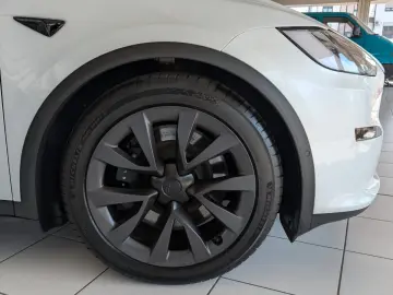 Tesla Model X Plaid  AHK YOKE White Leather