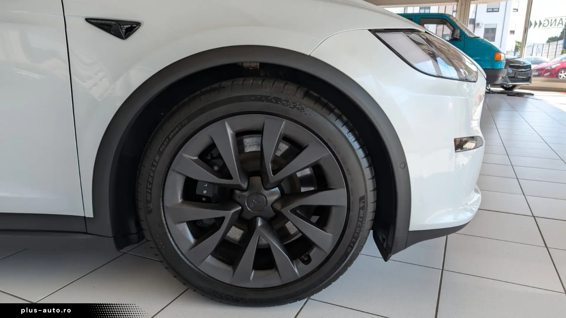 Tesla Model X Plaid  AHK YOKE White Leather