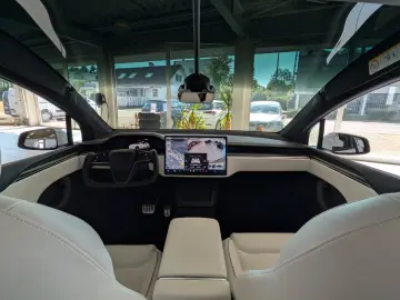 Tesla Model X Plaid  AHK YOKE White Leather