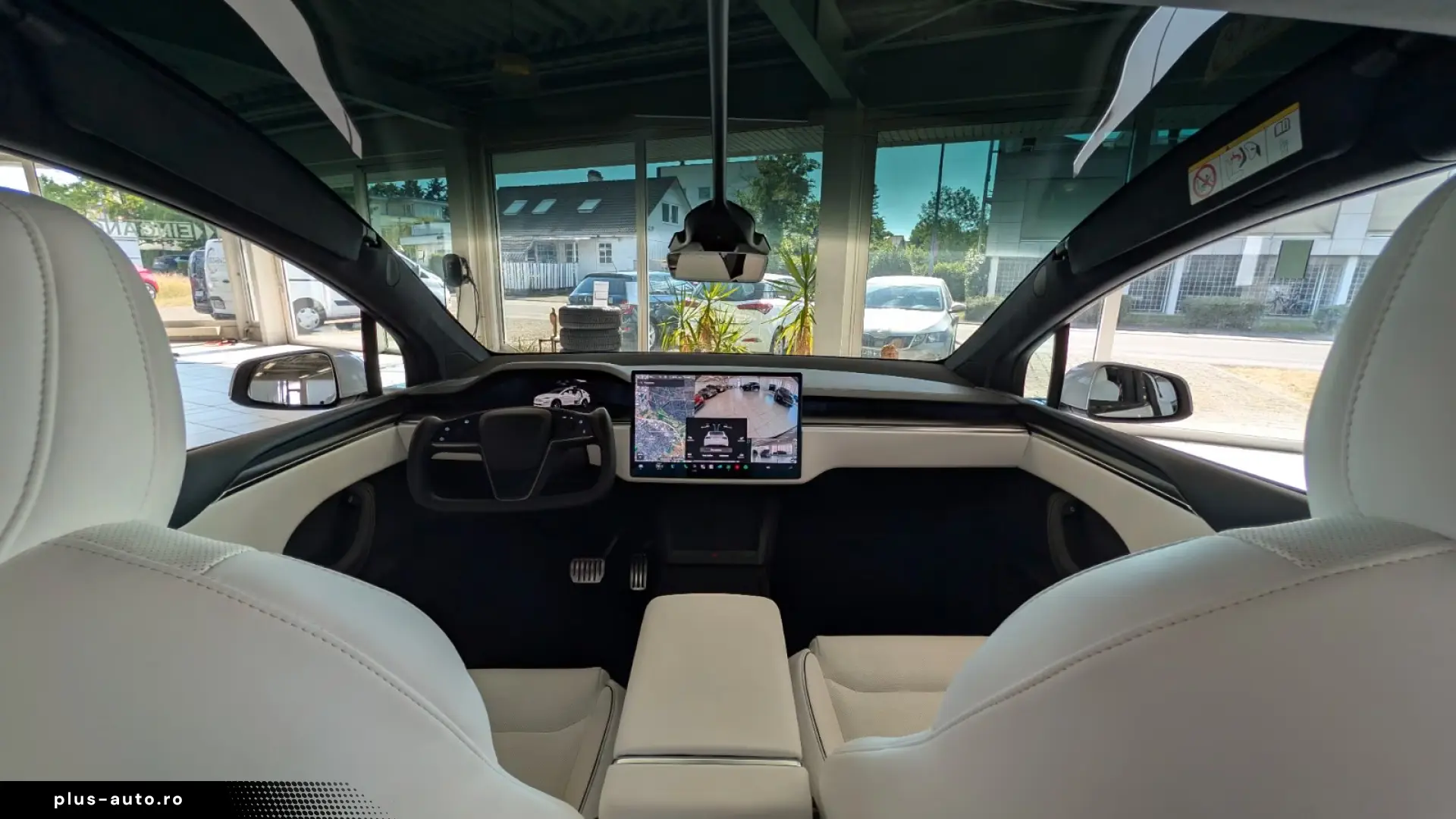 Tesla Model X Plaid  AHK YOKE White Leather