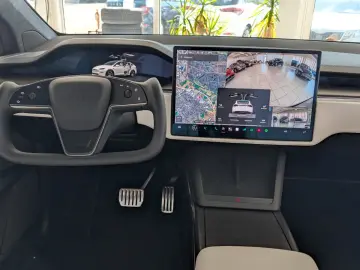 Tesla Model X Plaid  AHK YOKE White Leather