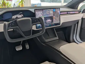 Tesla Model X Plaid  AHK YOKE White Leather