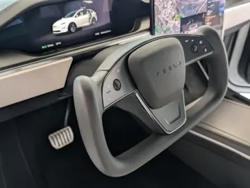 Tesla Model X Plaid  AHK YOKE White Leather