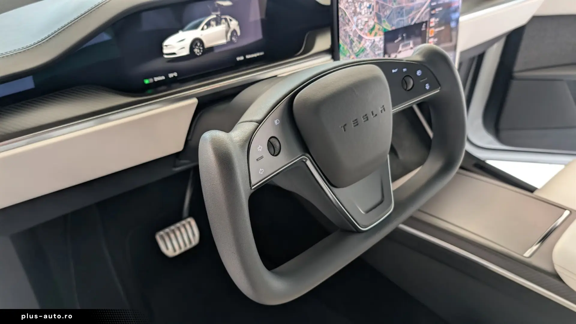 Tesla Model X Plaid  AHK YOKE White Leather
