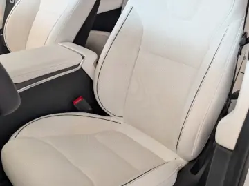 Tesla Model X Plaid  AHK YOKE White Leather