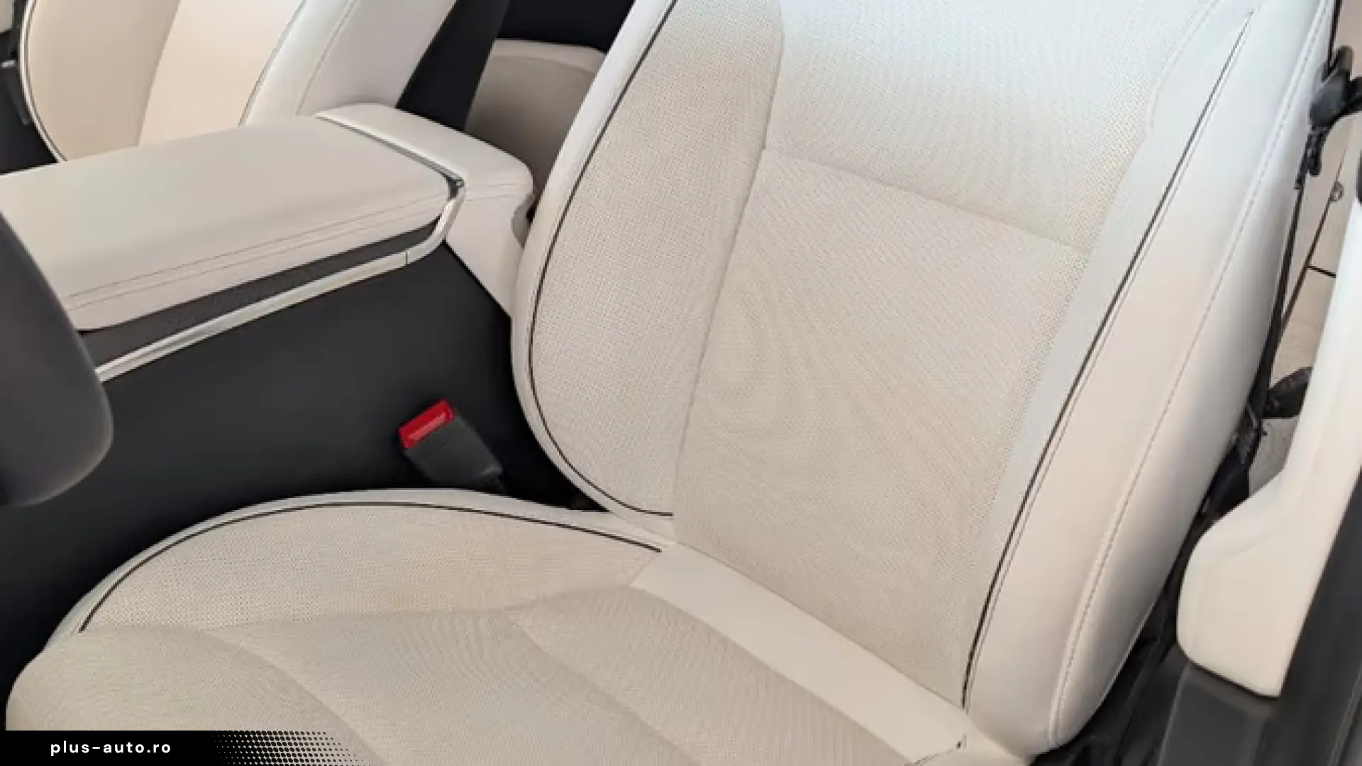 Tesla Model X Plaid  AHK YOKE White Leather