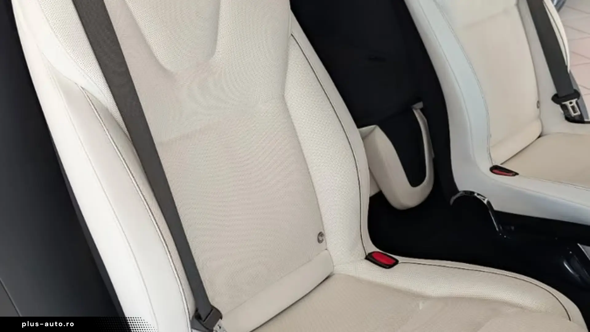 Tesla Model X Plaid  AHK YOKE White Leather