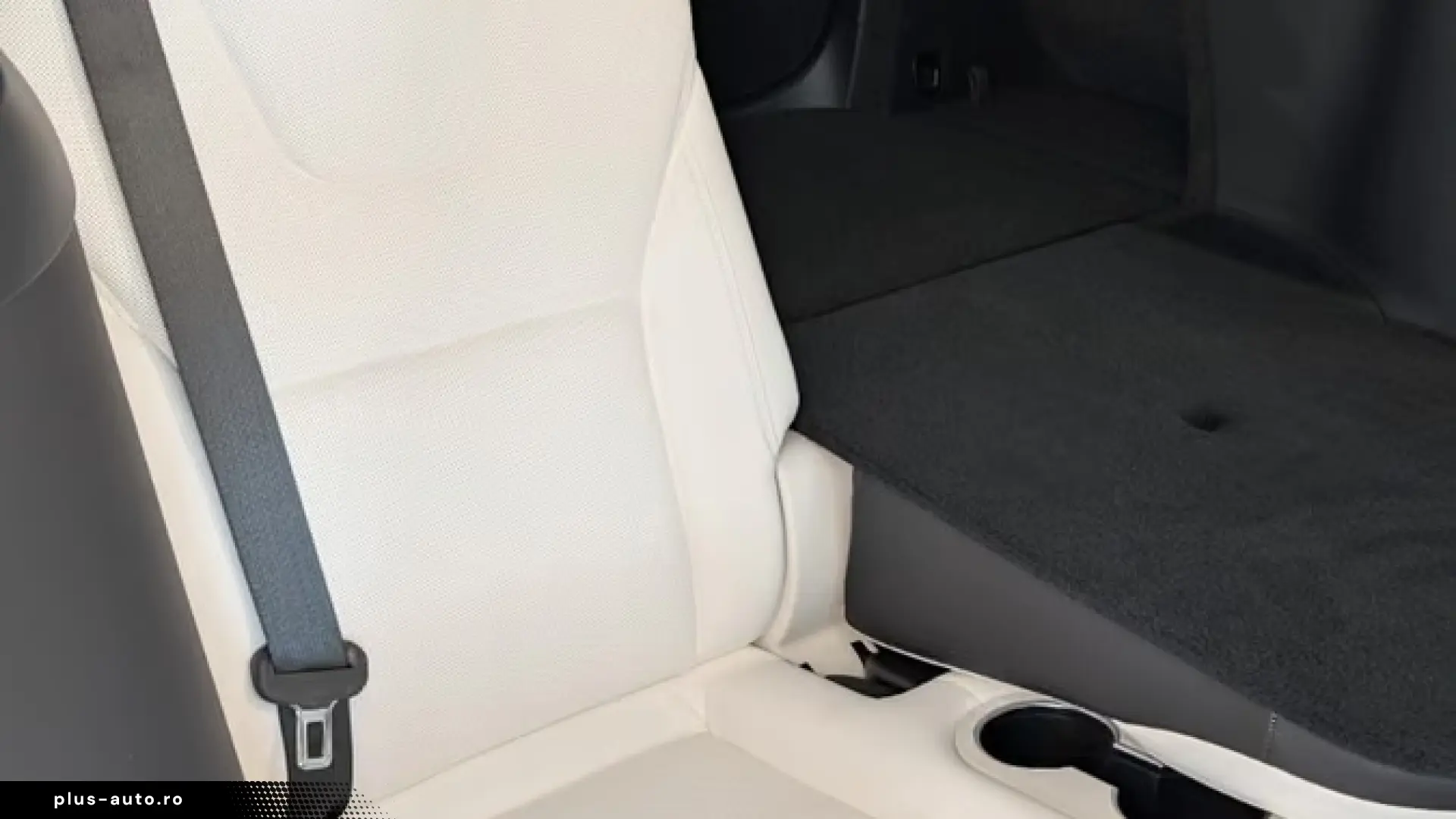 Tesla Model X Plaid  AHK YOKE White Leather