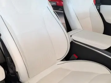 Tesla Model X Plaid  AHK YOKE White Leather