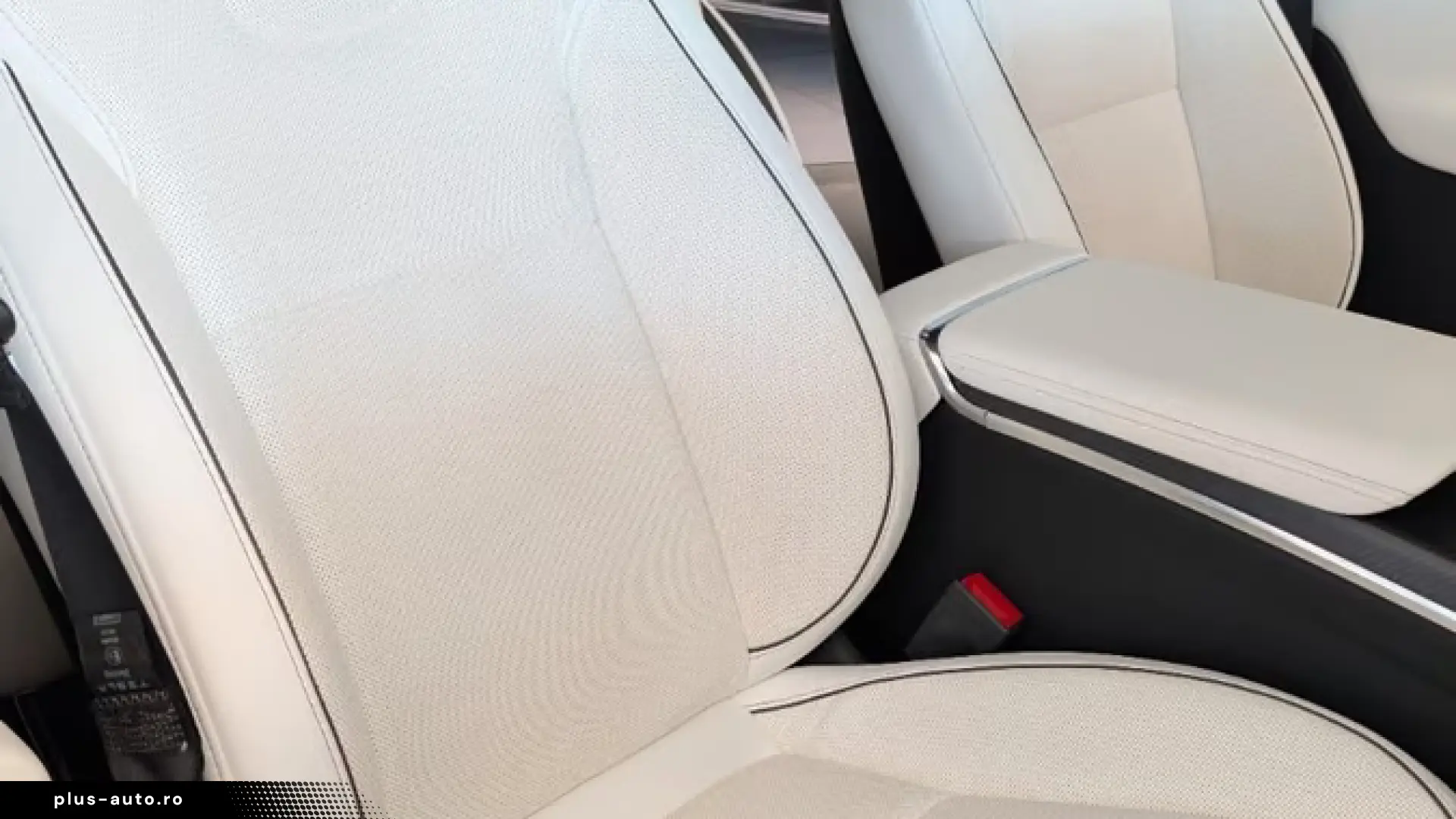 Tesla Model X Plaid  AHK YOKE White Leather