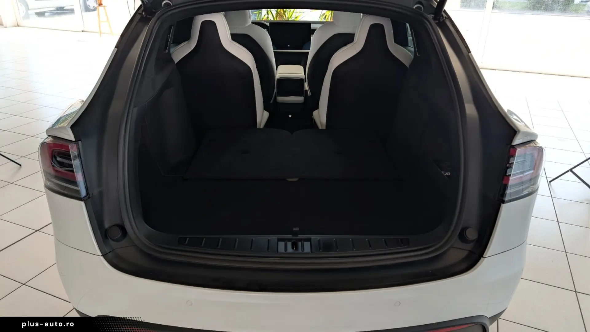 Tesla Model X Plaid  AHK YOKE White Leather