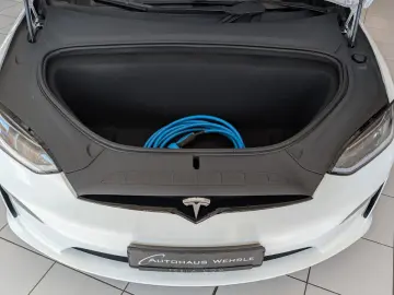 Tesla Model X Plaid  AHK YOKE White Leather