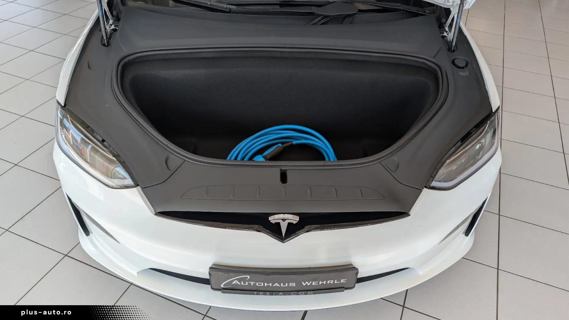 Tesla Model X Plaid  AHK YOKE White Leather