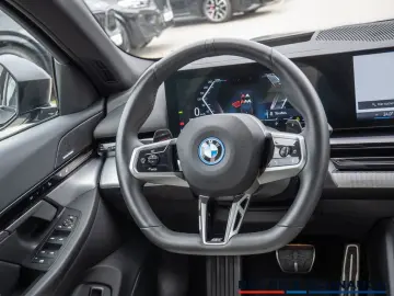 BMW 530e M-Sport Pro NAVI HUD ACC SITZBELÜFTUNG 360