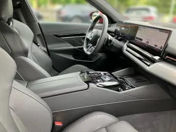 BMW 520d xDrive Limousine M Sport HUD LED LC Prof