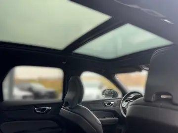 Volvo XC60 B5 AWD Plus Black Edition   PANO • HUD • 360