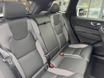 Volvo XC60 B5 AWD Plus Black Edition   PANO • HUD • 360