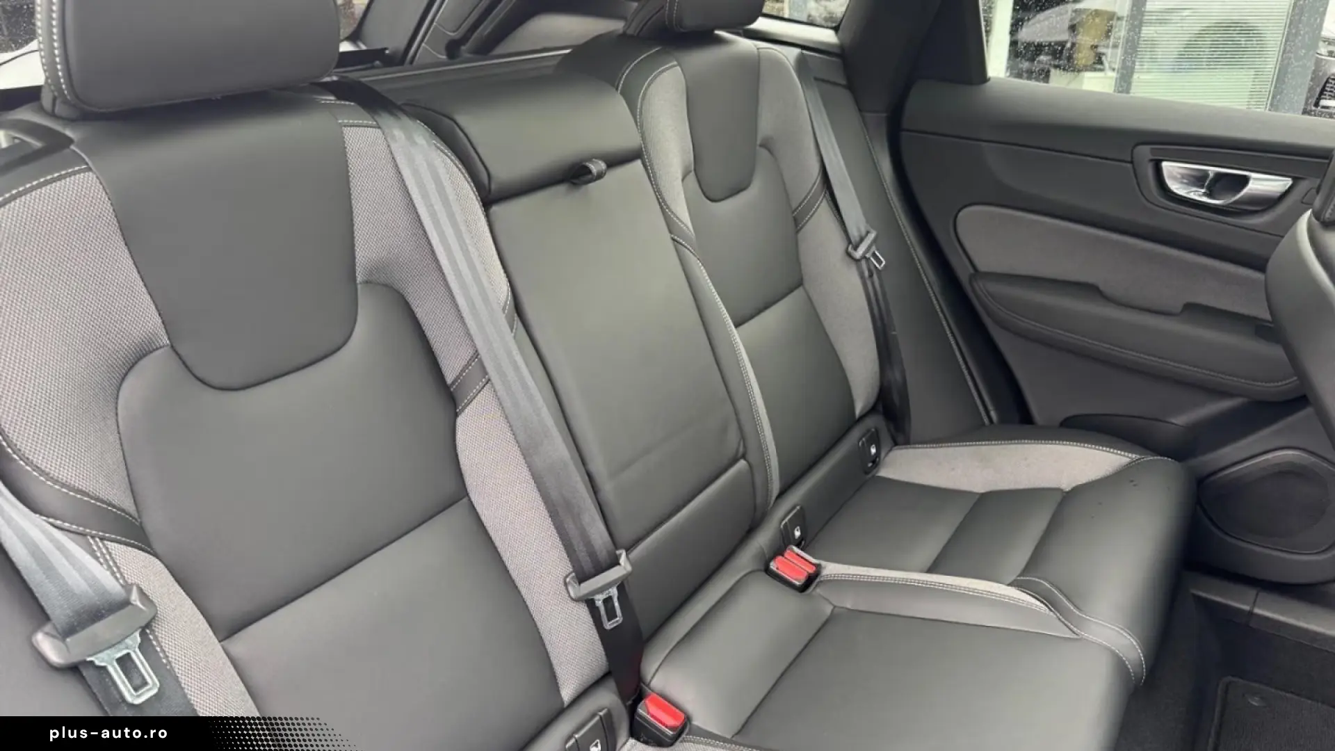 Volvo XC60 B5 AWD Plus Black Edition   PANO • HUD • 360