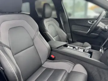 Volvo XC60 B5 AWD Plus Black Edition   PANO • HUD • 360