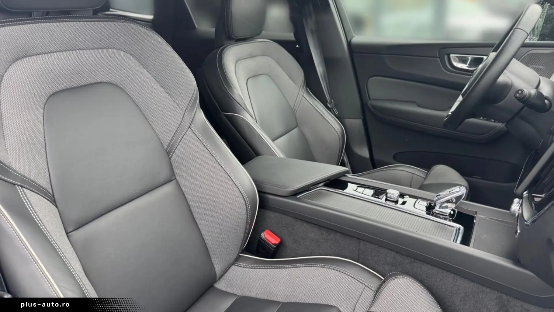 Volvo XC60 B5 AWD Plus Black Edition   PANO • HUD • 360