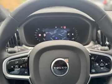 Volvo XC60 B5 AWD Plus Black Edition   PANO • HUD • 360